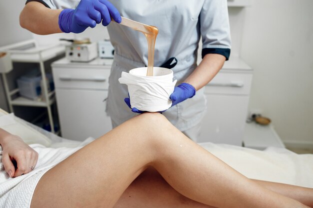 Belle jeune fille dans un salon de beauté