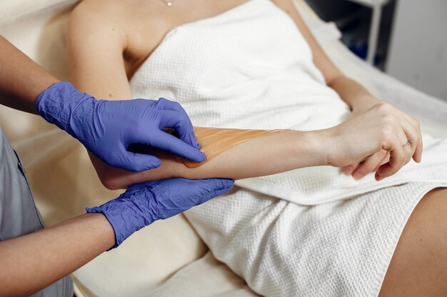 Belle jeune fille dans un salon de beauté