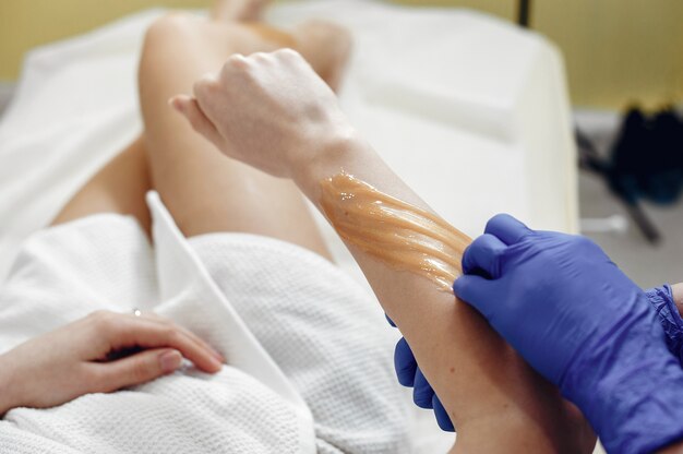 Belle jeune fille dans un salon de beauté