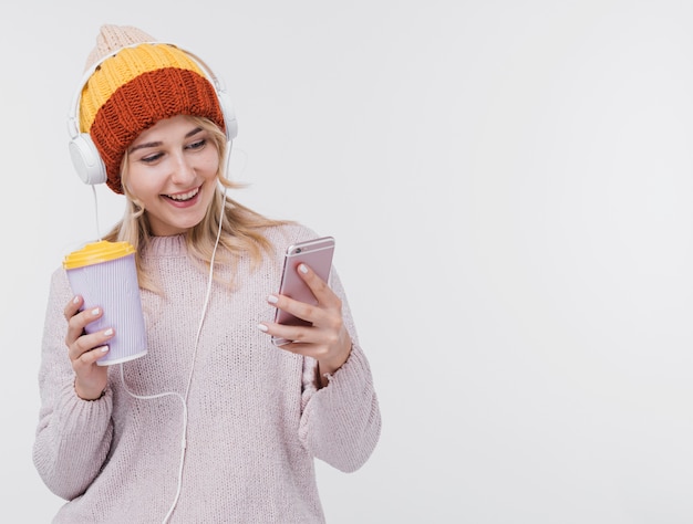 Photo gratuite belle jeune fille écoutant de la musique