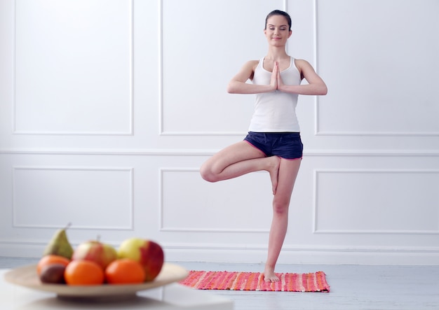 Belle Jeune Fille Faisant Du Yoga