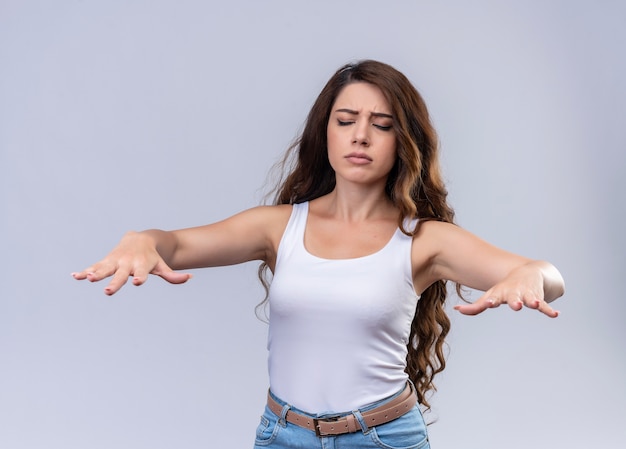 Photo gratuite belle jeune fille marchant les yeux fermés sur un mur blanc isolé