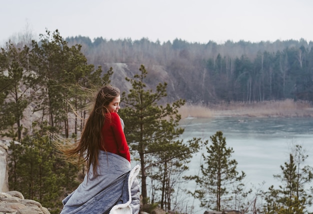 Belle jeune fille posant sur un lac