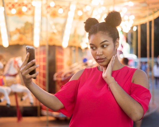 Belle jeune fille prenant un selfie