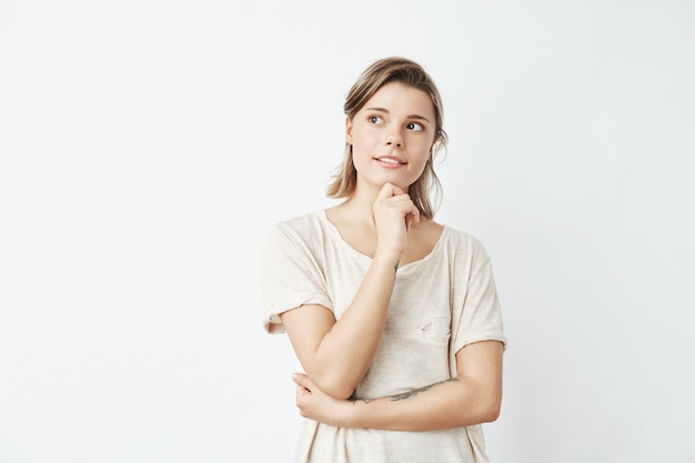 Belle jeune fille rêvant de penser à la recherche de côté.