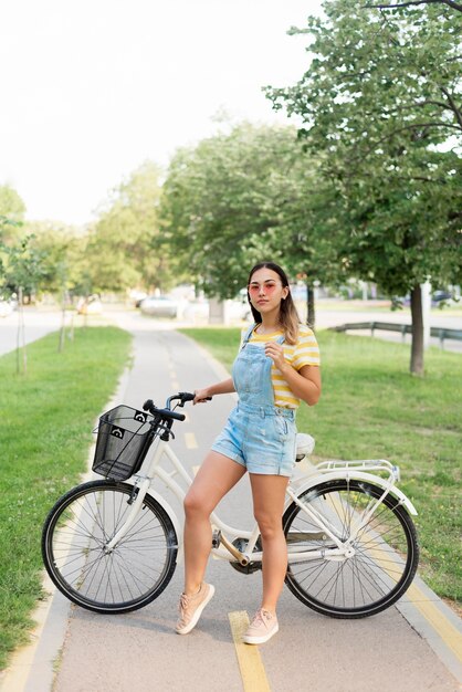 Belle jeune fille à vélo à l'extérieur