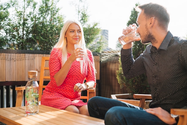 Belle jeune homme et femme boit des boissons