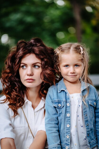 Belle jeune maman et sa fille en journée ensoleillée, famille heureuse