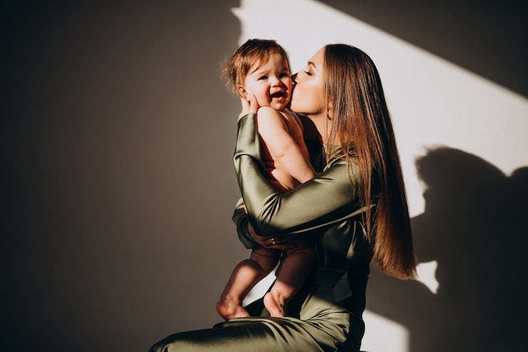 Photo gratuit belle jeune mère avec son petit enfant, pratiquer l'allaitement maternel