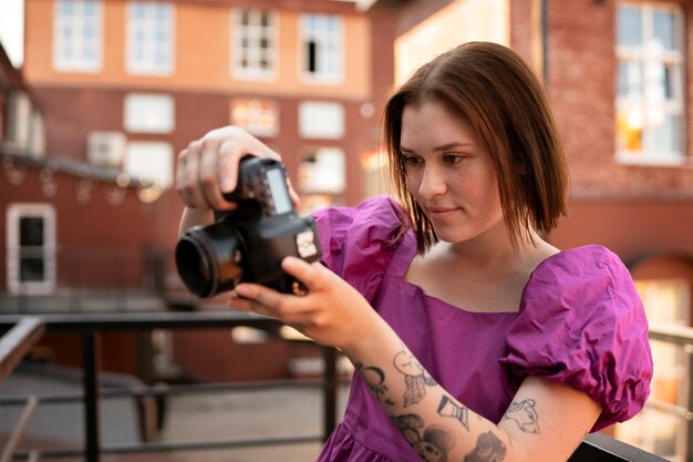 Belle jeune personne tatouée