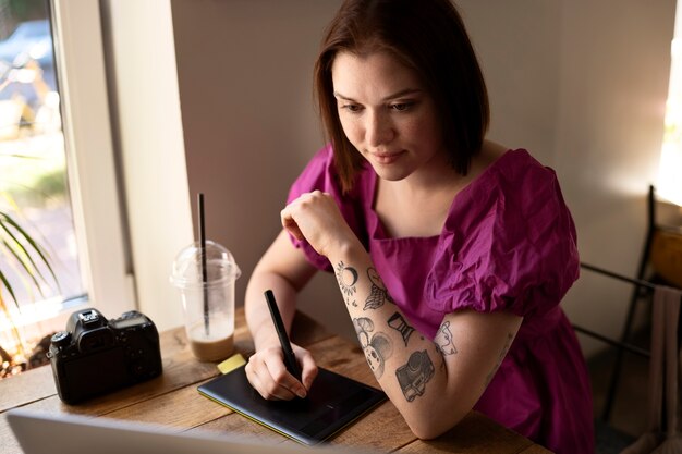 Belle jeune personne tatouée