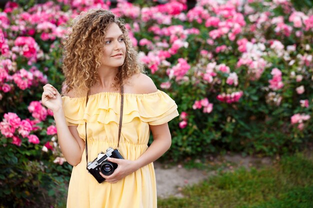 Belle jeune photographe se promener dans la ville.