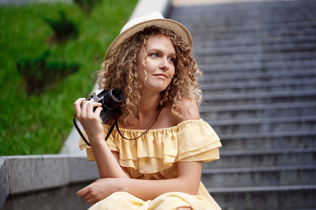 Belle jeune photographe se promener dans la ville.