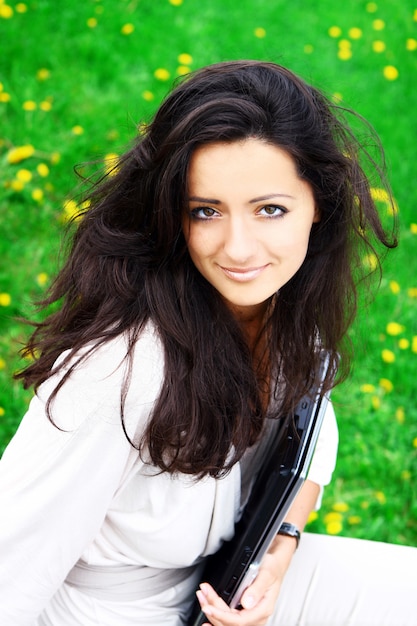 Belle et jolie femme dans le parc