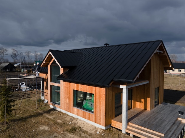 Belle maison en bois avec de grandes fenêtres