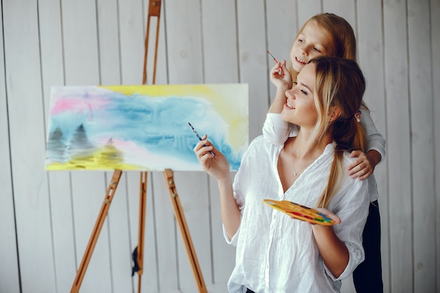 Belle maman et sa fille dessinent