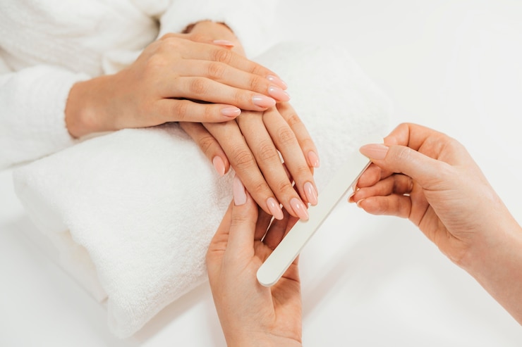 Photo gratuit une belle manucure en bonne santé et une manicuriste avec un fichier