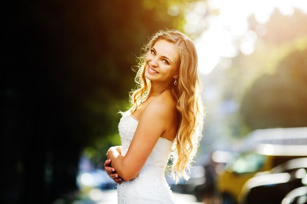 Belle mariée blonde souriante