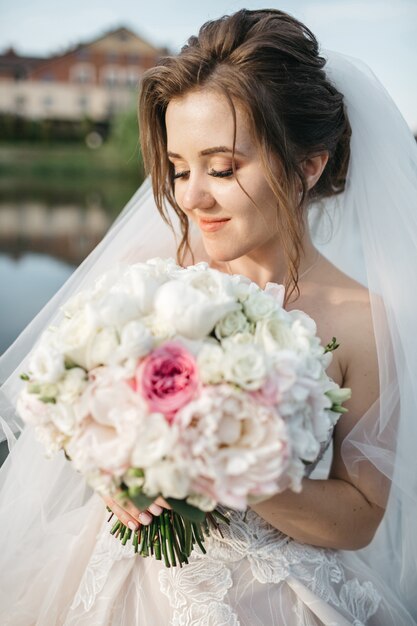 Belle mariée avec un bouquet de fleurs