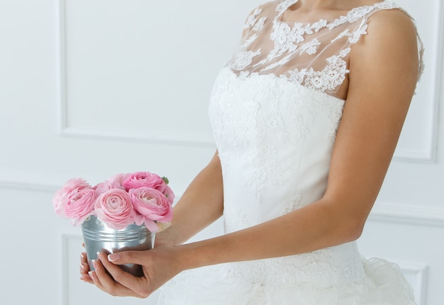 Belle mariée avec bouquet