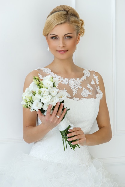 Photo gratuite belle mariée avec bouquet