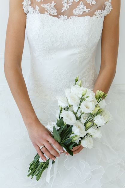 Photo gratuite belle mariée avec bouquet