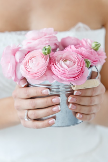 Photo gratuite belle mariée avec bouquet