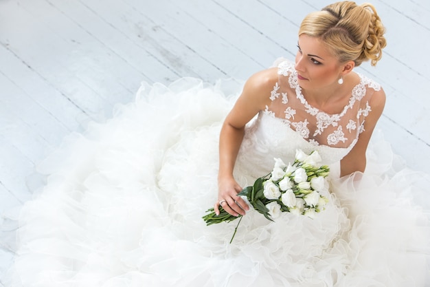 Photo gratuite belle mariée avec bouquet