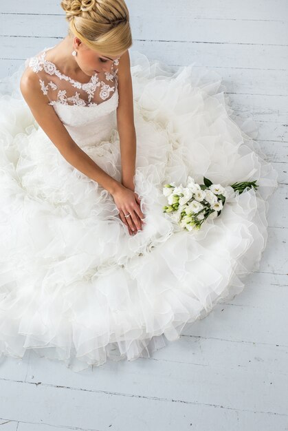 Belle mariée avec bouquet