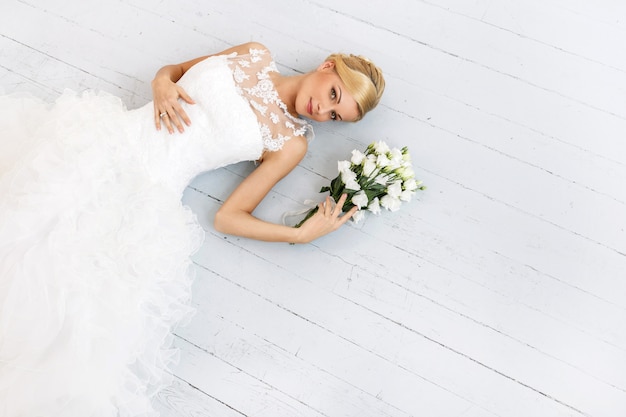 Belle mariée avec bouquet