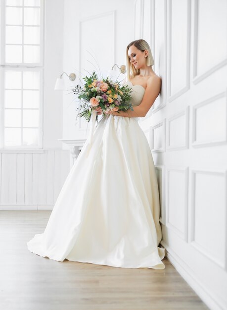 Belle mariée dans une robe de mariée