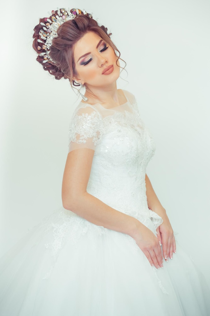 Photo gratuit belle mariée sur fond blanc