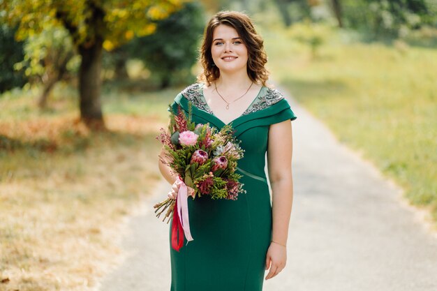 une belle mariée portant une robe de mariée verte