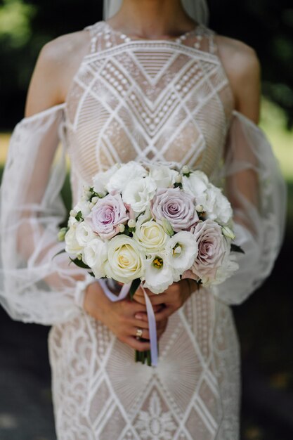 une belle mariée portant une robe de mariée