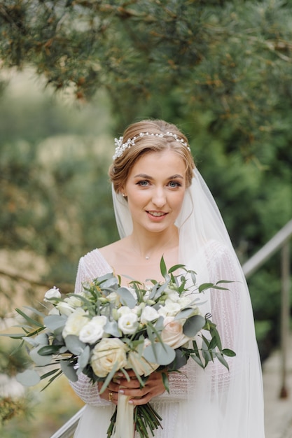 Photo gratuite une belle mariée portant une robe de mariée