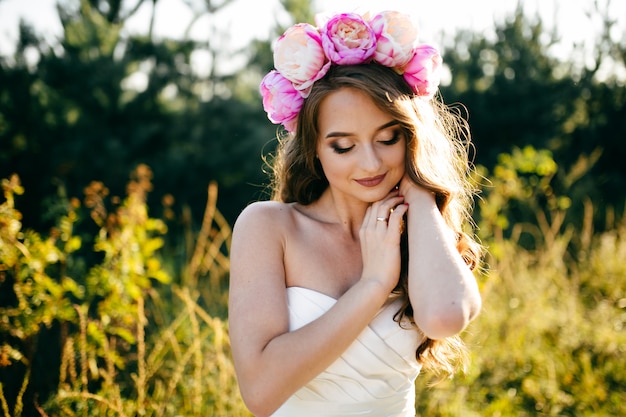 une belle mariée portant une robe de mariée