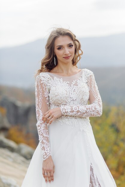 Belle mariée en robe blanche posant