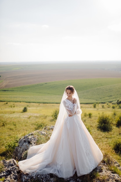 Belle mariée en robe blanche posant