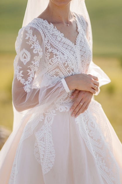 Belle mariée en robe blanche posant