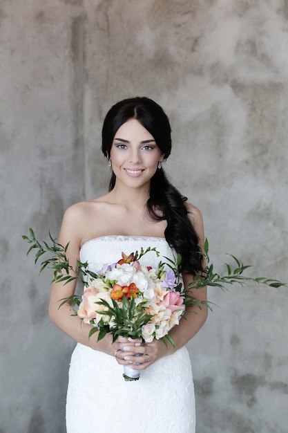 Belle mariée avec une robe blanche