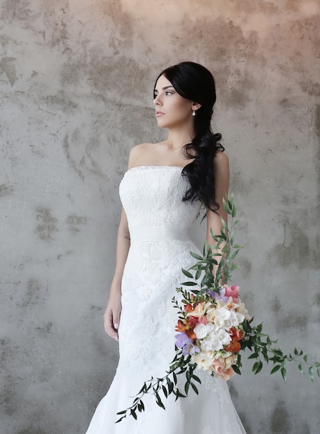 Photo gratuite belle mariée avec une robe blanche