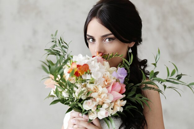 Belle mariée avec une robe blanche