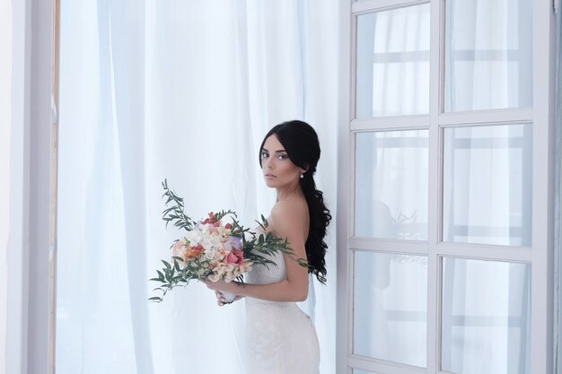 Belle mariée avec une robe blanche