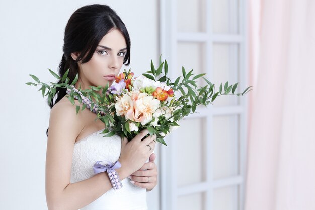 Belle mariée avec une robe blanche