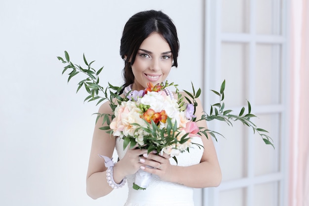 Belle mariée avec une robe blanche