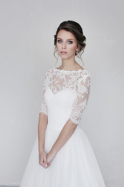 Belle mariée avec une robe blanche