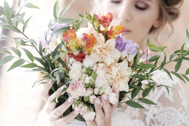 Belle mariée avec une robe blanche