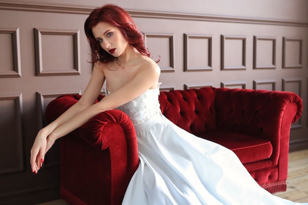 Photo gratuite belle mariée en robe de mariée blanche