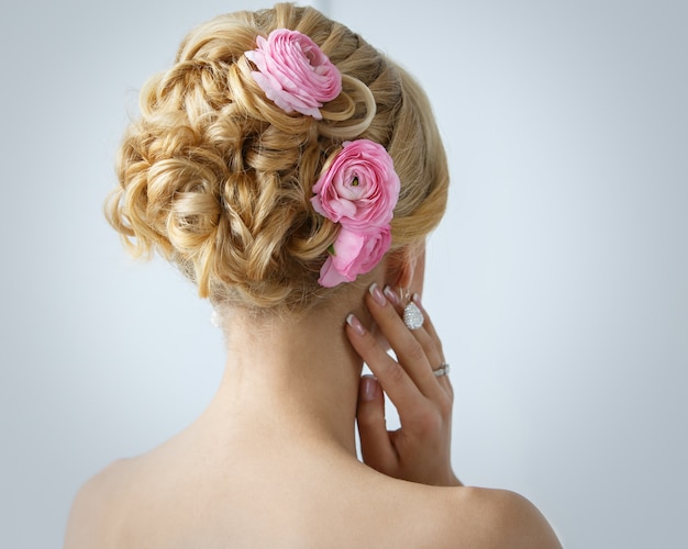 Belle mariée avec des roses sur les cheveux