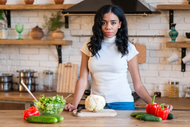 Belle mère dans la cuisine